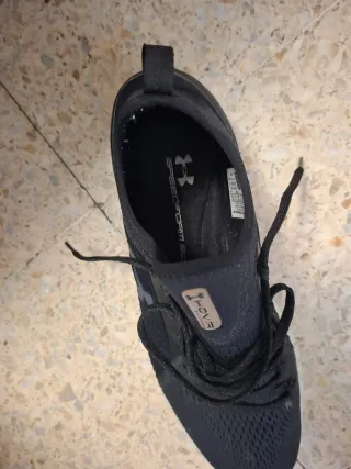 Zapatillas Under Armour Negras y Blancas
