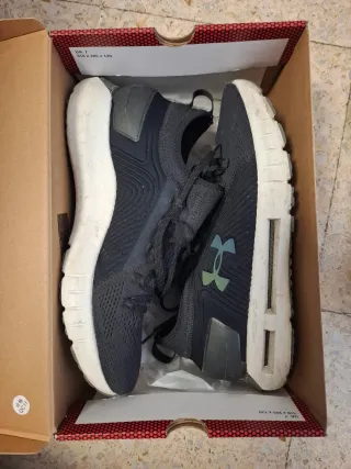Zapatillas Under Armour Negras y Blancas