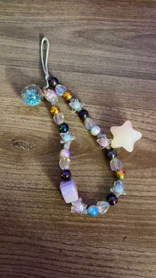 Collar para móvil con abalorios y estrella