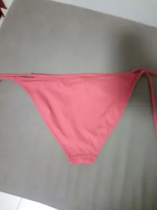 Bikini rosa con tiras.