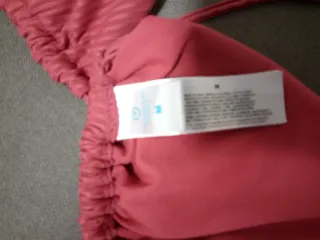 Bikini rosa con tiras.