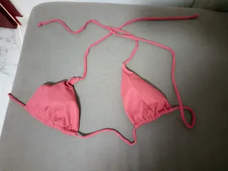 Bikini rosa con tiras.