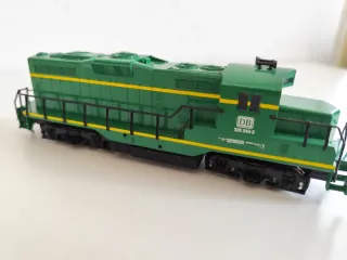 Locomotora Diésel H0 DB 326 243-3 con caja