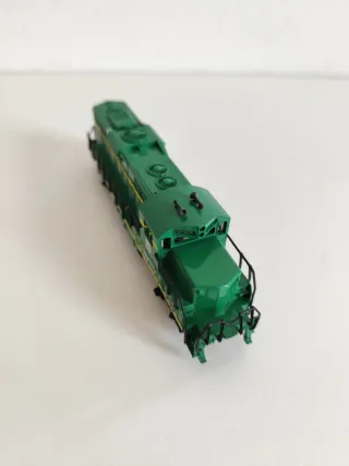 Locomotora Diésel H0 DB 326 243-3 con caja