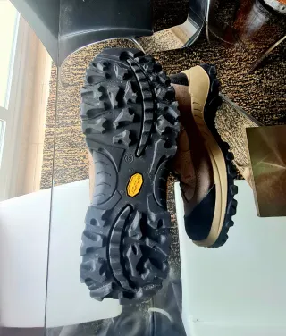 Botas de montaña marrones y negras