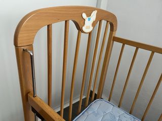 Cuna de madera para bebé