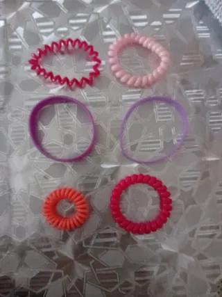 Lote de pulseras y goma para el pelo