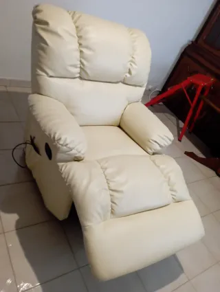 Sofá reclinable beige con masaje vibratorio