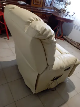 Sofá reclinable beige con masaje vibratorio