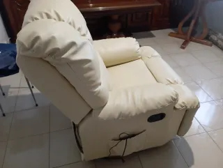 Sofá reclinable beige con masaje vibratorio