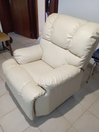 Sofá reclinable beige con masaje vibratorio