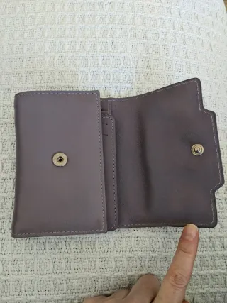 Cartera/billetera de piel en malva. VÉLEZ