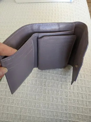 Cartera/billetera de piel en malva. VÉLEZ