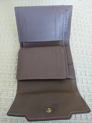 Cartera/billetera de piel en malva. VÉLEZ