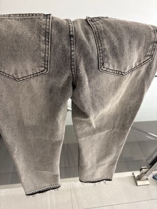 Vaqueros grises modernos rotos abajo