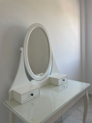 Tocador blanco con espejo ovalado