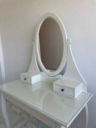 Tocador blanco con espejo ovalado