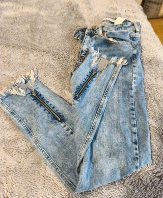 Pantalón vaquero moderno desgarrado con cremallera