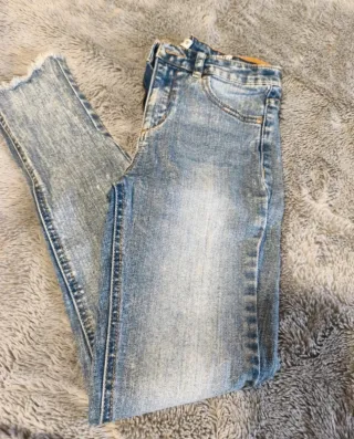 Pantalón vaquero moderno desgarrado con cremallera