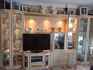 Mueble de madera y cristal beige y dorado