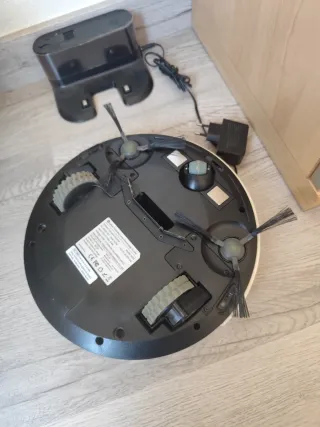 Robot Aspirador Blanco con Base de Carga