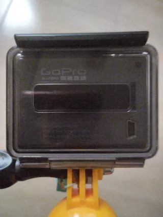 Cámara GoPro HERO con flotador naranja