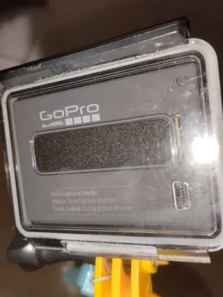 Cámara GoPro HERO con flotador naranja