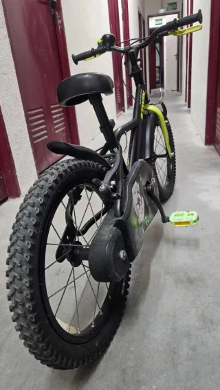 Bicicleta infantil Btwin 16” Dark Hero