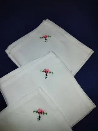 4 Guardanapos de Pano Bordados Flor Rosa e vermelh