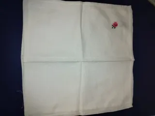 4 Guardanapos de Pano Bordados Flor Rosa e vermelh