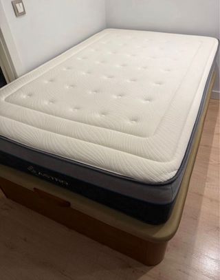 Conjunto canapé abatible madera y colchón.