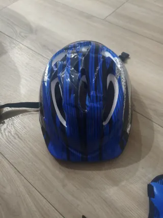 Casco y protecciones para patinar para niños