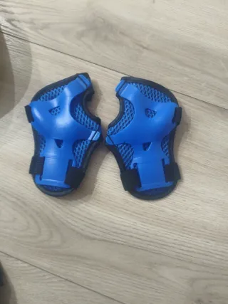 Casco y protecciones para patinar para niños