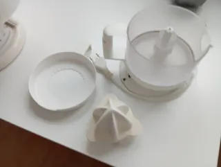 Exprimidor eléctrico blanco