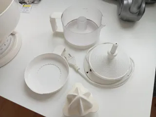 Exprimidor eléctrico blanco