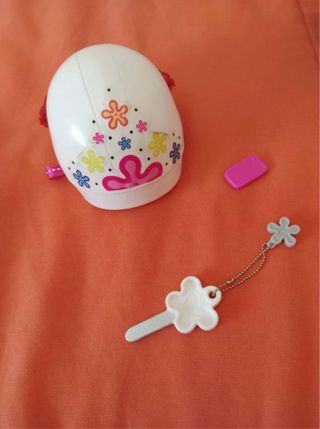 Moto Nancy + Casco, llaves y móvil