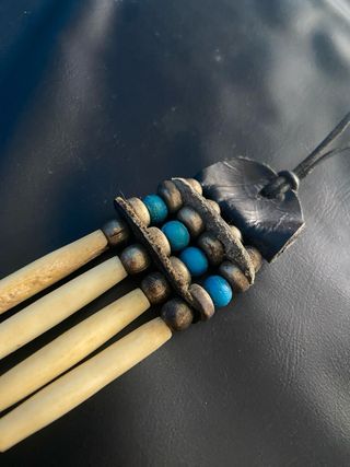 Gargantilla étnica turquesa hueso y cuero.