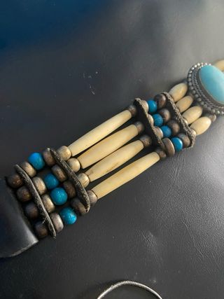 Gargantilla étnica turquesa hueso y cuero.