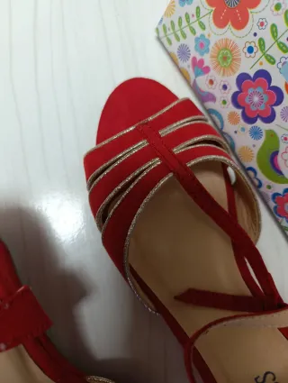 Sandalias cuña rojas y doradas