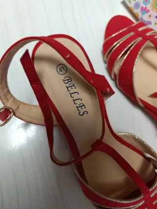 Sandalias cuña rojas y doradas