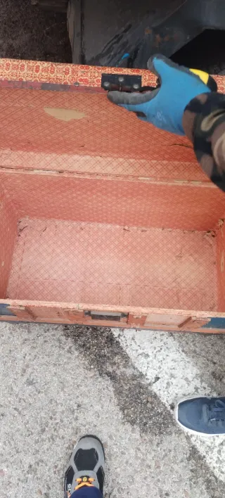 Baúl antiguo de madera y metal