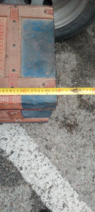 Baúl antiguo de madera y metal