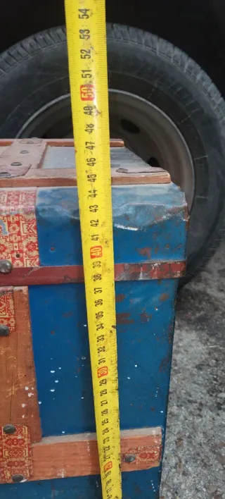 Baúl antiguo de madera y metal