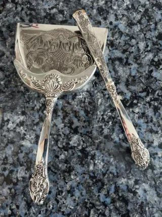 Recogedor y cepillo de plata Godinger