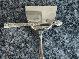 Recogedor y cepillo de plata Godinger
