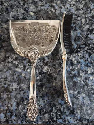Recogedor y cepillo de plata Godinger