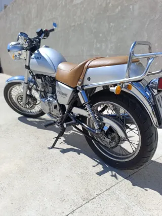 Suzuki TU250X Moto Clásica Plata y Marrón