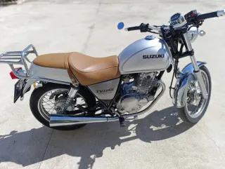 Suzuki TU250X Moto Clásica Plata y Marrón