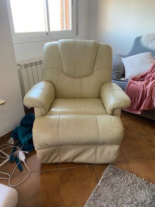 Sillón NO SE RECLINA  de ahí su precio