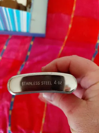 Petaca de metal roja